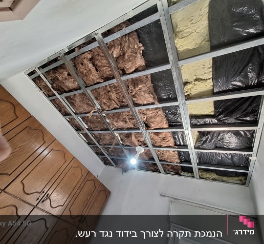 תקרת גבס עם בידוד וחומרים שונים